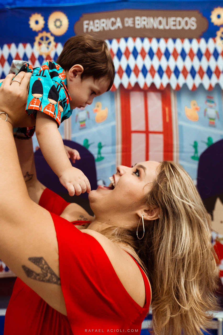 Brincadeira de erguer o aniversariante continua