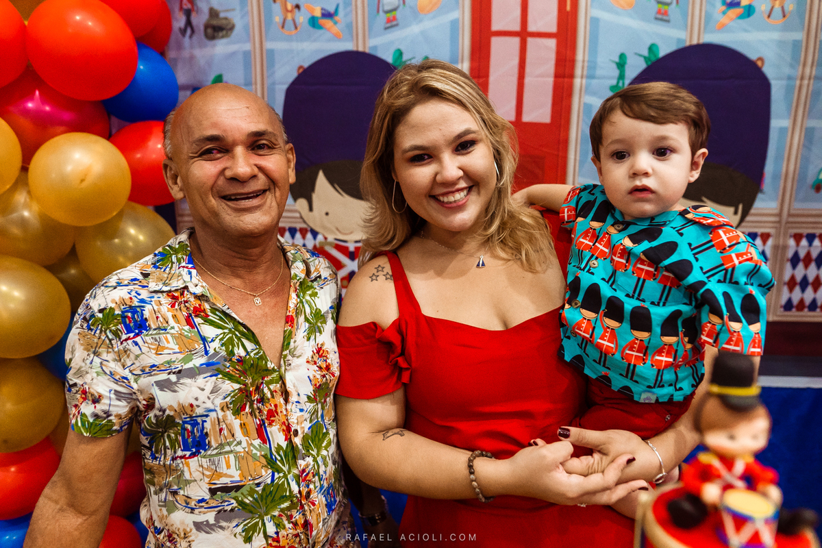 Foto do aniversariante com a mãe e um parente