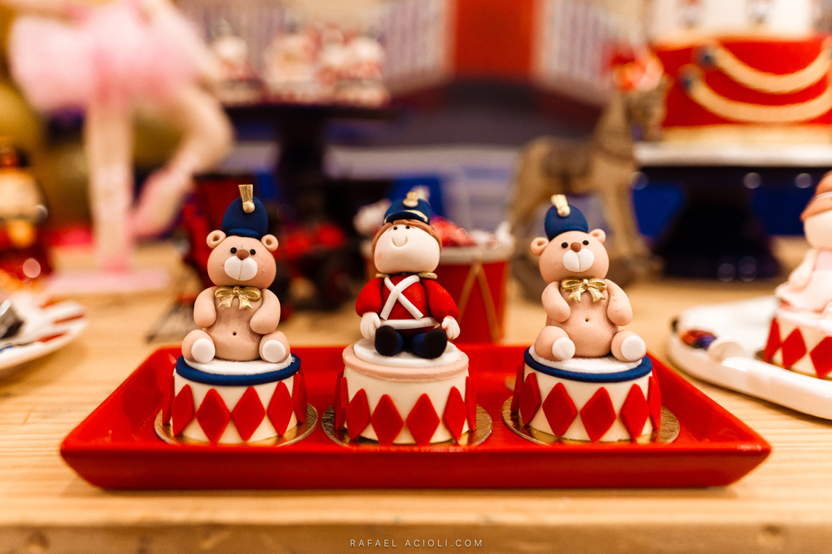 Três bonequinhos: dois ursos e um soldadinho de chumbo