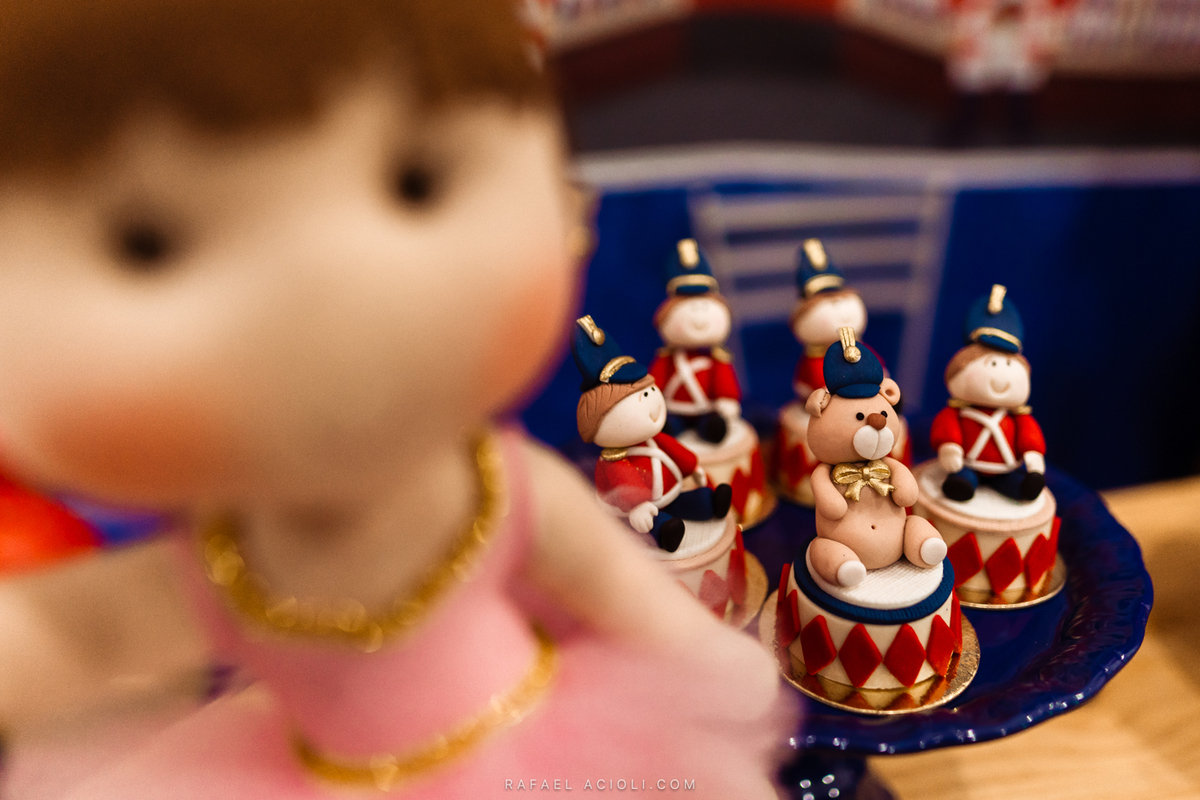 Close desfocado na bonequinha rosa e foco nos outros bonequinhos ao fundo