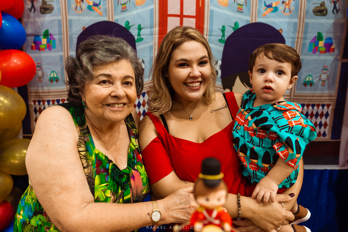 Mãe, aniversariante e outra parente