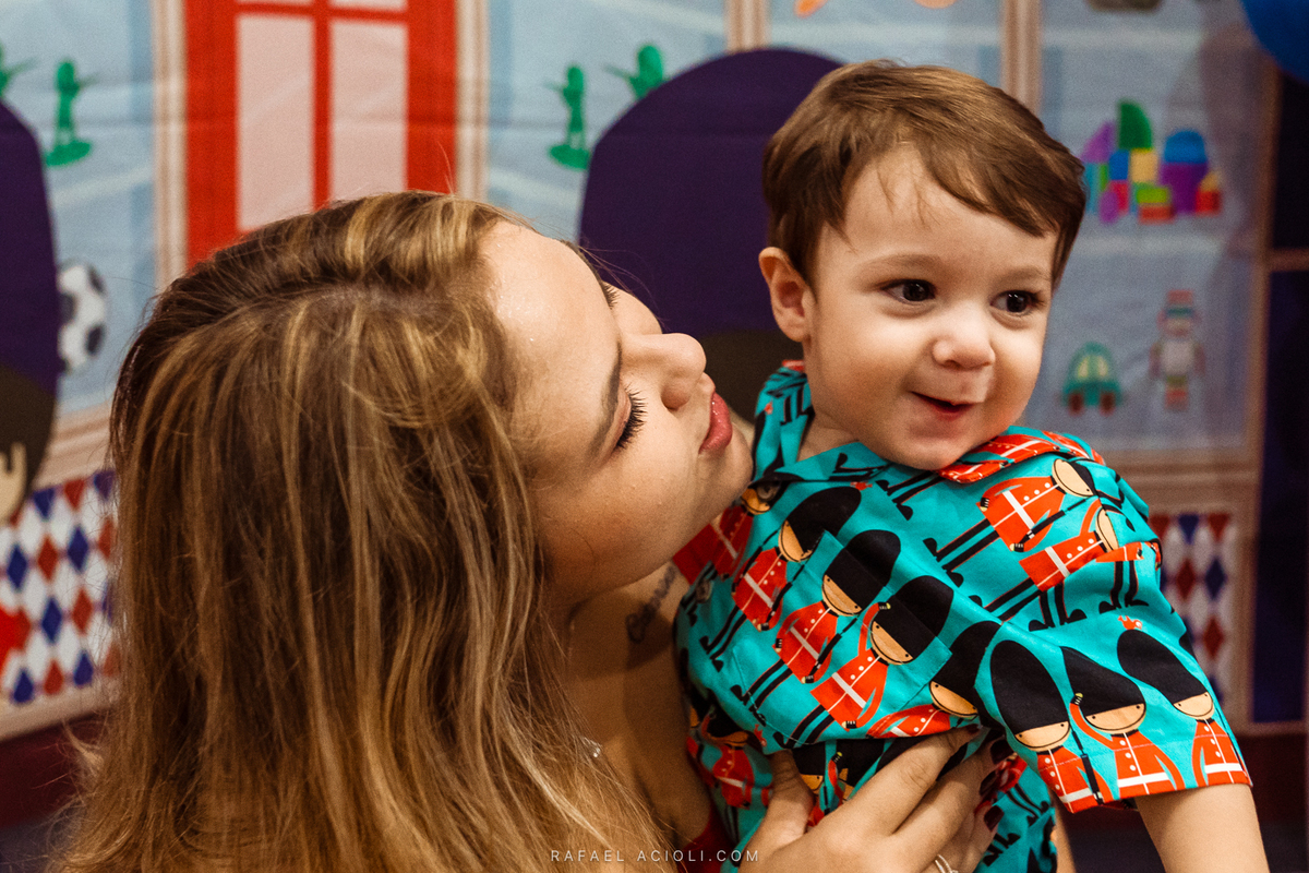 Mãe e filho compartilham momento alegre