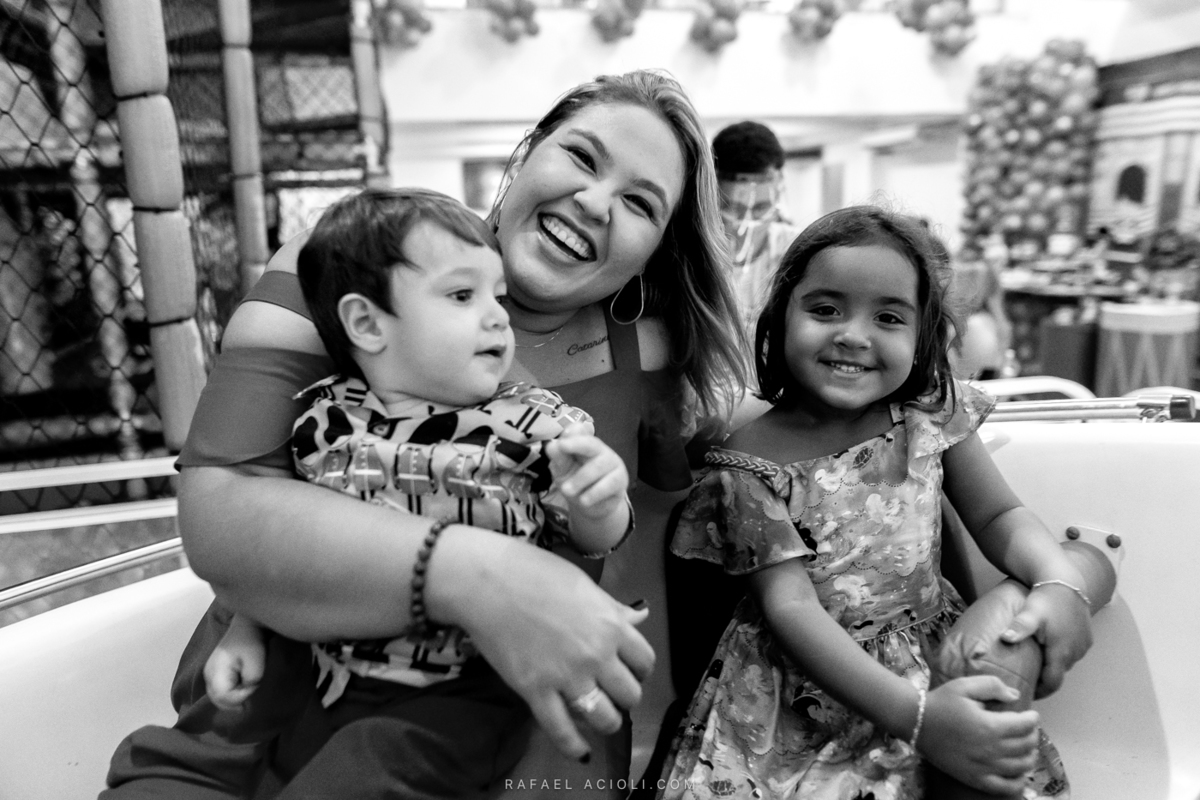 Foto em preto e branco do aniversariante com uma mulher e uma menina