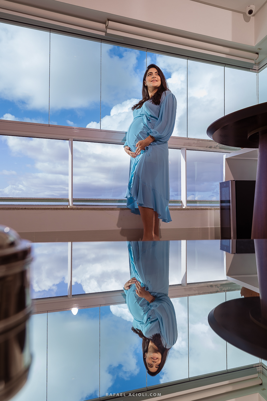 Roberta segurando a barriga e olhando para o mar