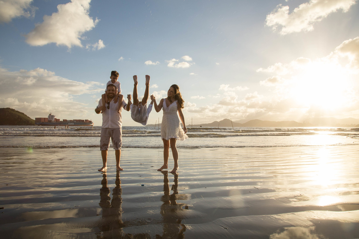 ensaio pre wedding feito na praia de Santos - SP, ensaio de família, feito pela fotografa sabrina lemes