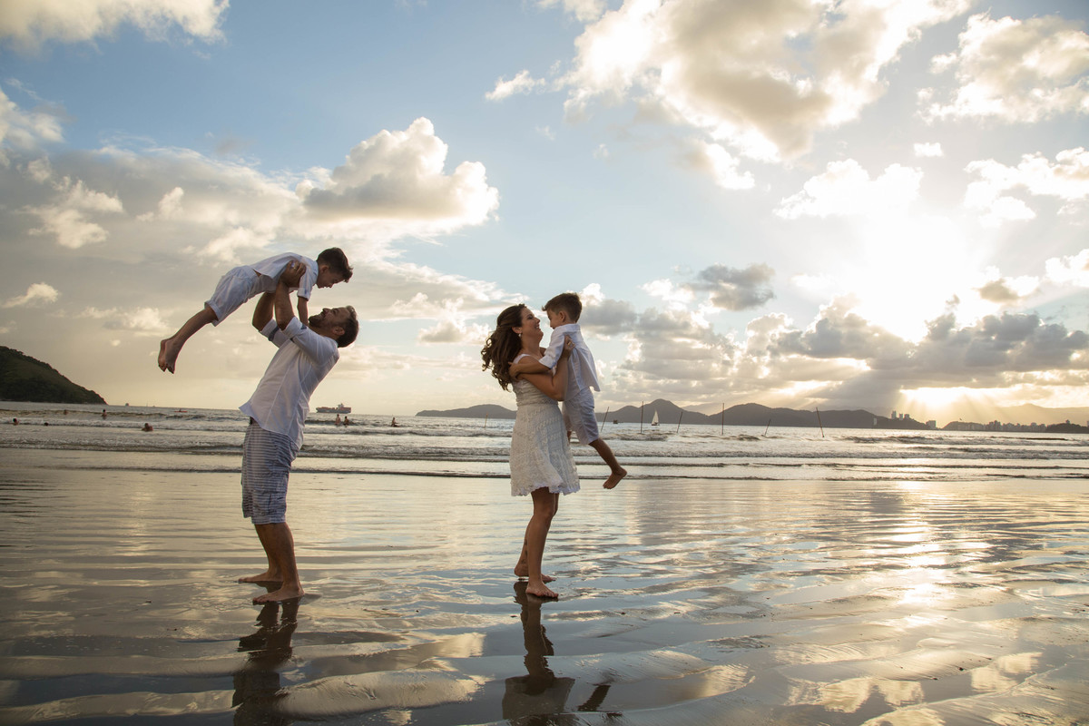 ensaio pre wedding feito na praia de Santos - SP, ensaio de família, feito pela fotografa sabrina lemes