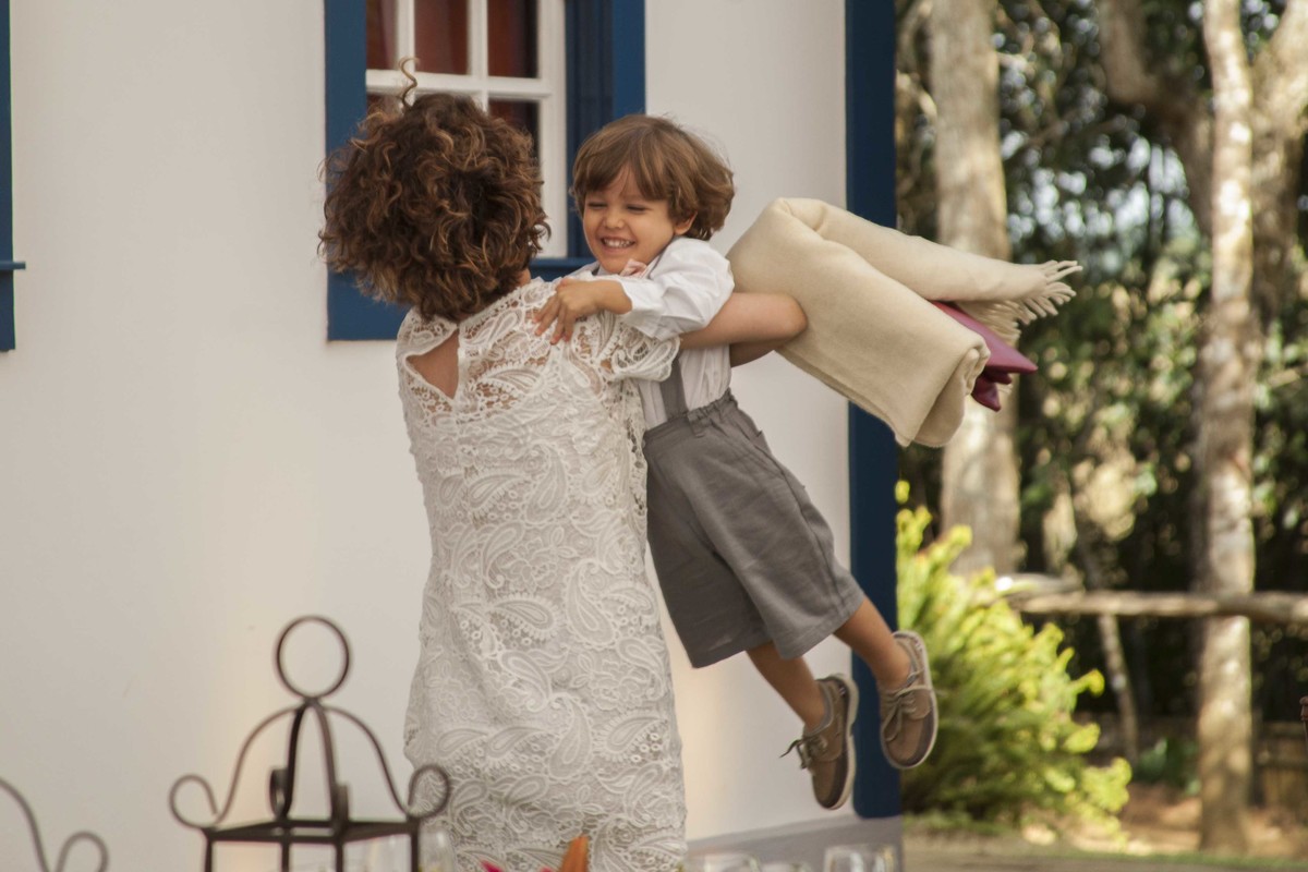 Casamento feito em Minas Gerais, fazenda da família, casamento de dia, ao ar livre, decoração rústica, fotografia de casamento, por sabrina lemes fotografia, fotógrafa de poços de caldas.