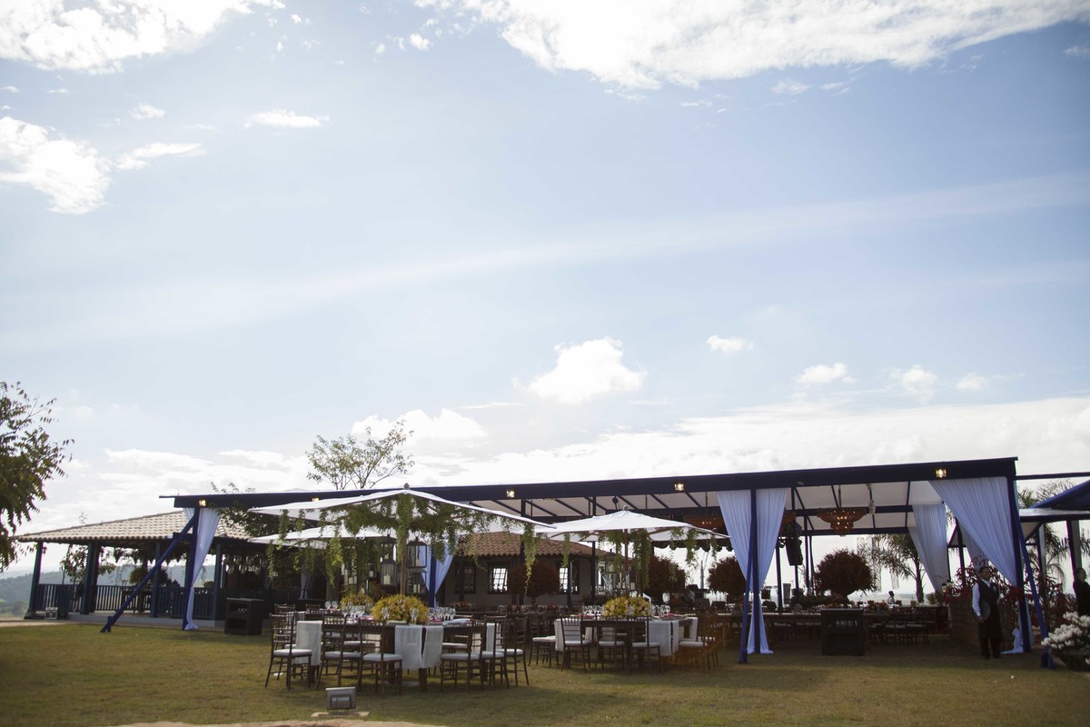Casamento feito em Minas Gerais, fazenda da família, casamento de dia, ao ar livre, decoração rústica, fotografia de casamento, por sabrina lemes fotografia, fotógrafa de poços de caldas.