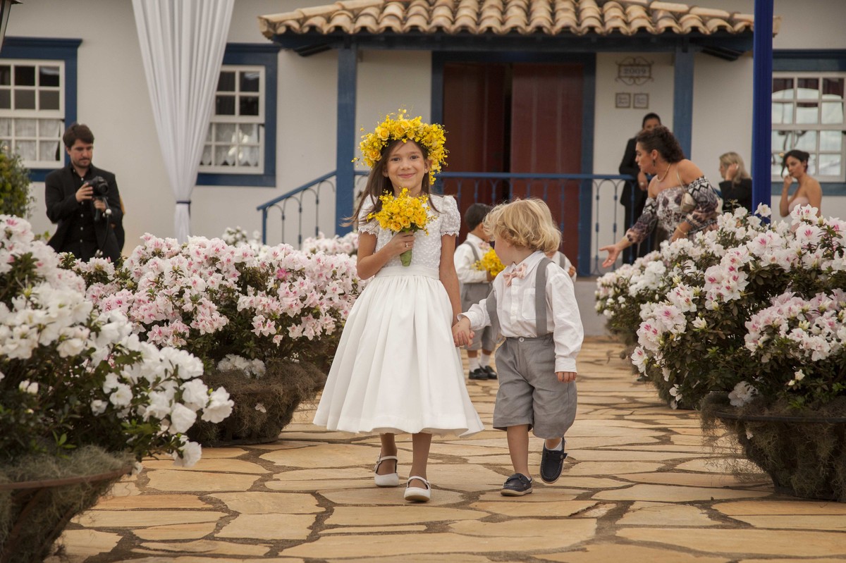 Casamento feito em Minas Gerais, fazenda da família, casamento de dia, ao ar livre, decoração rústica, fotografia de casamento, por sabrina lemes fotografia, fotógrafa de poços de caldas.