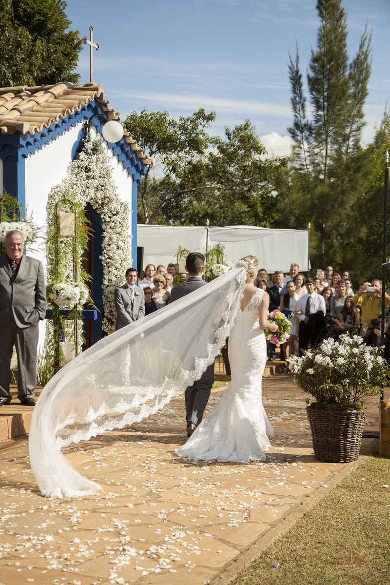 Casamento feito em Minas Gerais, fazenda da família, casamento de dia, ao ar livre, decoração rústica, fotografia de casamento, por sabrina lemes fotografia, fotógrafa de poços de caldas.