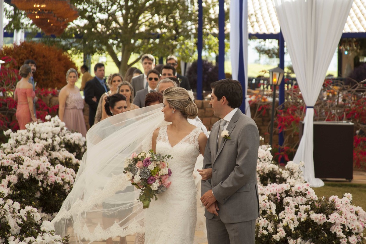 Casamento feito em Minas Gerais, fazenda da família, casamento de dia, ao ar livre, decoração rústica, fotografia de casamento, por sabrina lemes fotografia, fotógrafa de poços de caldas.