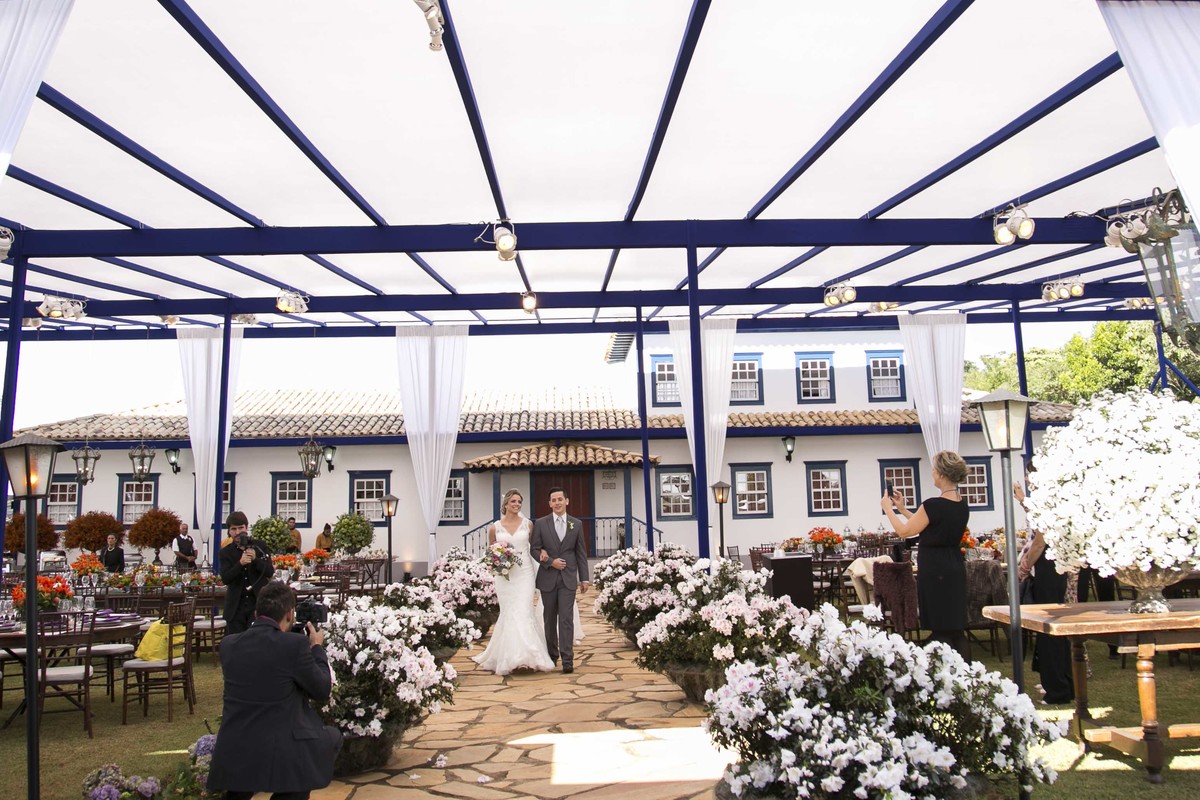 Casamento feito em Minas Gerais, fazenda da família, casamento de dia, ao ar livre, decoração rústica, fotografia de casamento, por sabrina lemes fotografia, fotógrafa de poços de caldas.