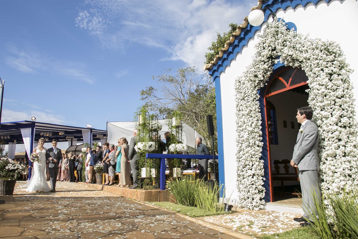 Casamento feito em Minas Gerais, fazenda da família, casamento de dia, ao ar livre, decoração rústica, fotografia de casamento, por sabrina lemes fotografia, fotógrafa de poços de caldas.