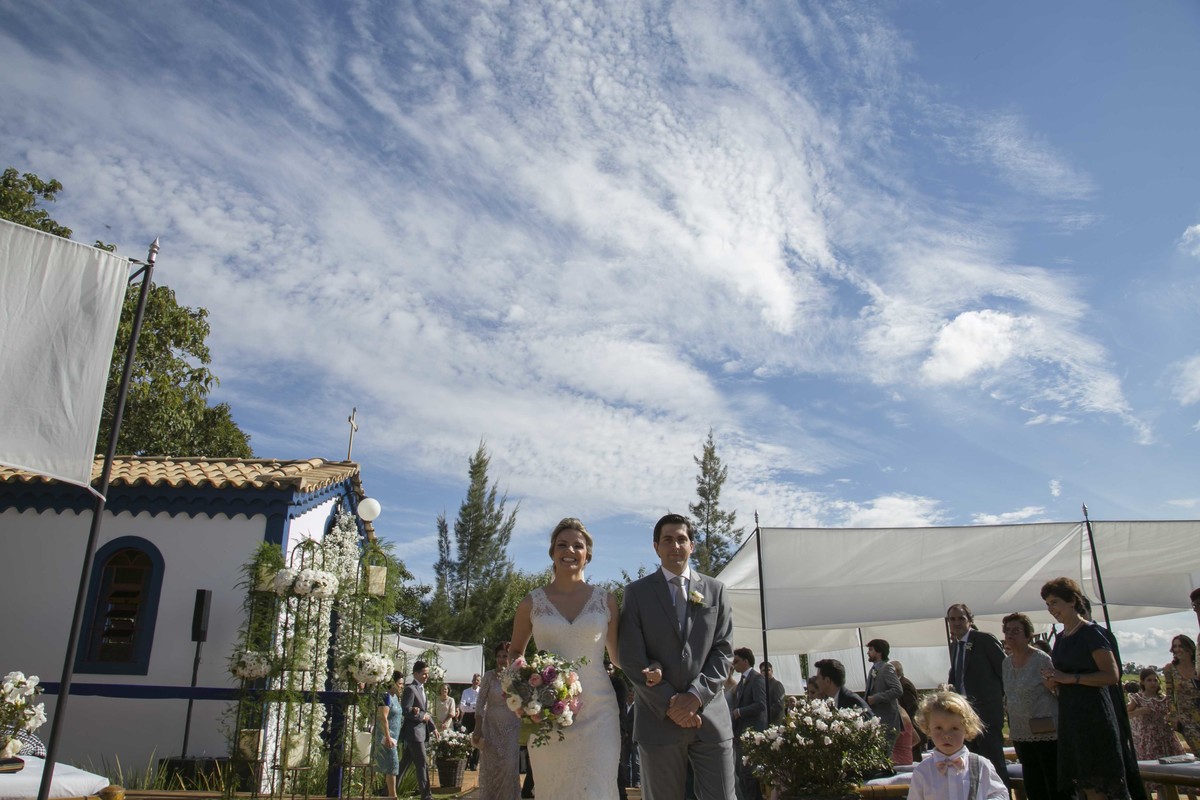 Casamento feito em Minas Gerais, fazenda da família, casamento de dia, ao ar livre, decoração rústica, fotografia de casamento, por sabrina lemes fotografia, fotógrafa de poços de caldas.