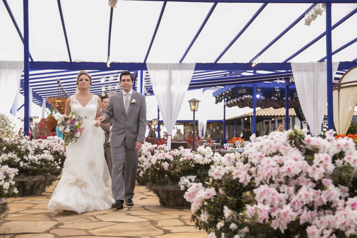 Casamento feito em Minas Gerais, fazenda da família, casamento de dia, ao ar livre, decoração rústica, fotografia de casamento, por sabrina lemes fotografia, fotógrafa de poços de caldas.
