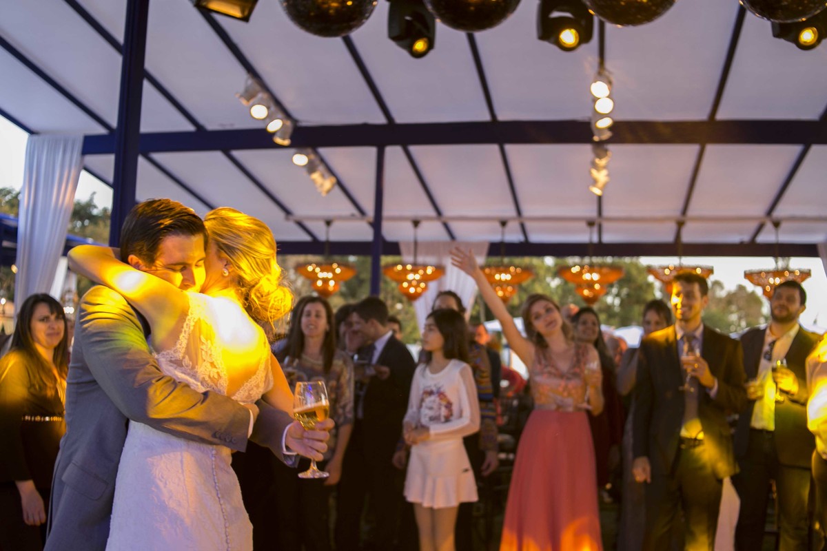 Casamento feito em Minas Gerais, fazenda da família, casamento de dia, ao ar livre, decoração rústica, fotografia de casamento, por sabrina lemes fotografia, fotógrafa de poços de caldas.