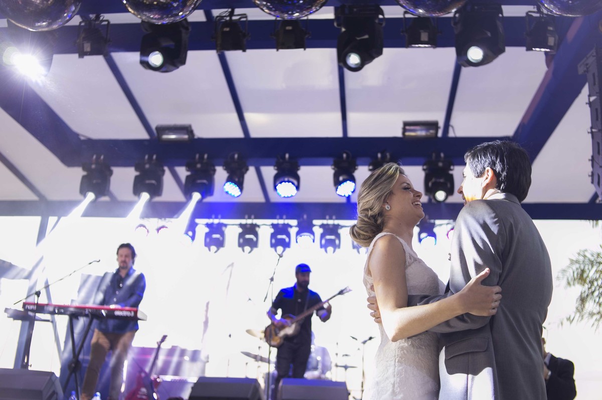 Casamento feito em Minas Gerais, fazenda da família, casamento de dia, ao ar livre, decoração rústica, fotografia de casamento, por sabrina lemes fotografia, fotógrafa de poços de caldas.