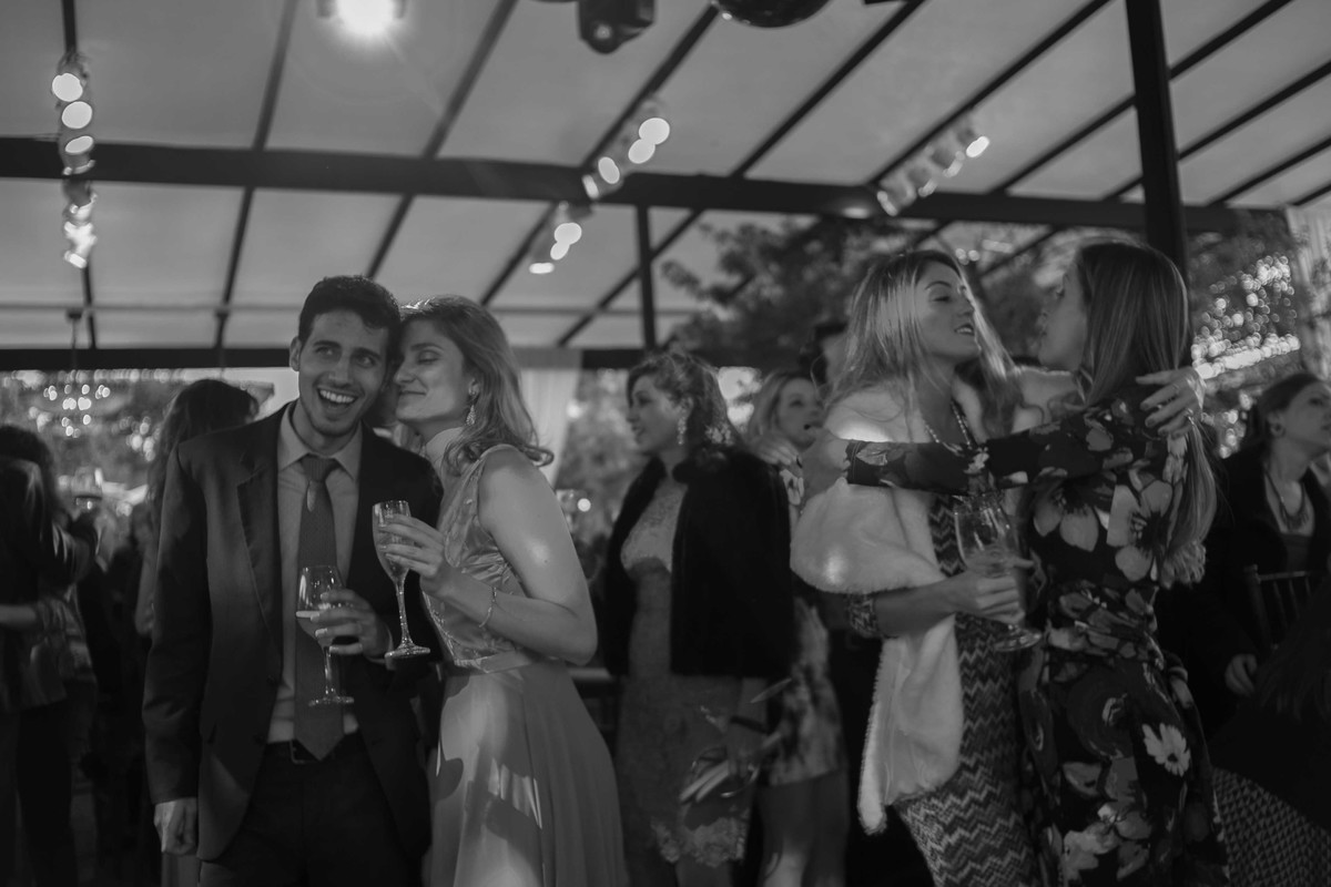 Casamento feito em Minas Gerais, fazenda da família, casamento de dia, ao ar livre, decoração rústica, fotografia de casamento, por sabrina lemes fotografia, fotógrafa de poços de caldas.