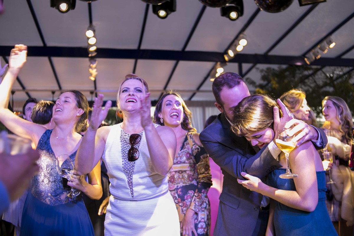 Casamento feito em Minas Gerais, fazenda da família, casamento de dia, ao ar livre, decoração rústica, fotografia de casamento, por sabrina lemes fotografia, fotógrafa de poços de caldas.