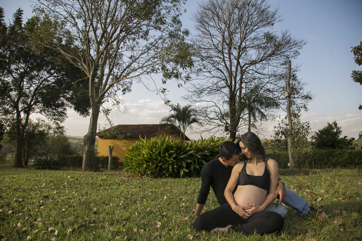 Ensaio fotográfico de gestante. A Amanda e Wagner esperam pela Maria Luiza, ensaio feito em um sítio particular em Varginha, Sul de Minas Gerais, pela fotografa Sabrina Lemes, que conta história de casais, famílias crian&ccedil