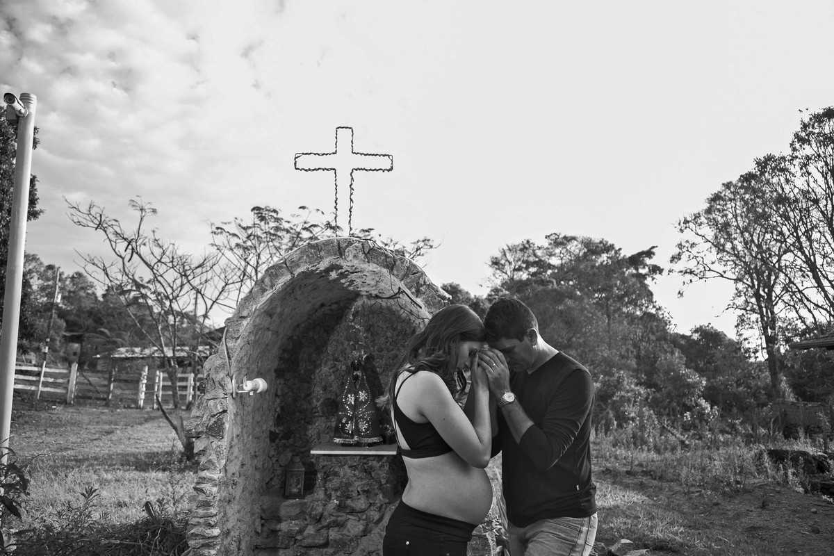 Ensaio fotográfico de gestante. A Amanda e Wagner esperam pela Maria Luiza, ensaio feito em um sítio particular em Varginha, Sul de Minas Gerais, pela fotografa Sabrina Lemes, que conta história de casais, famílias crian&ccedil