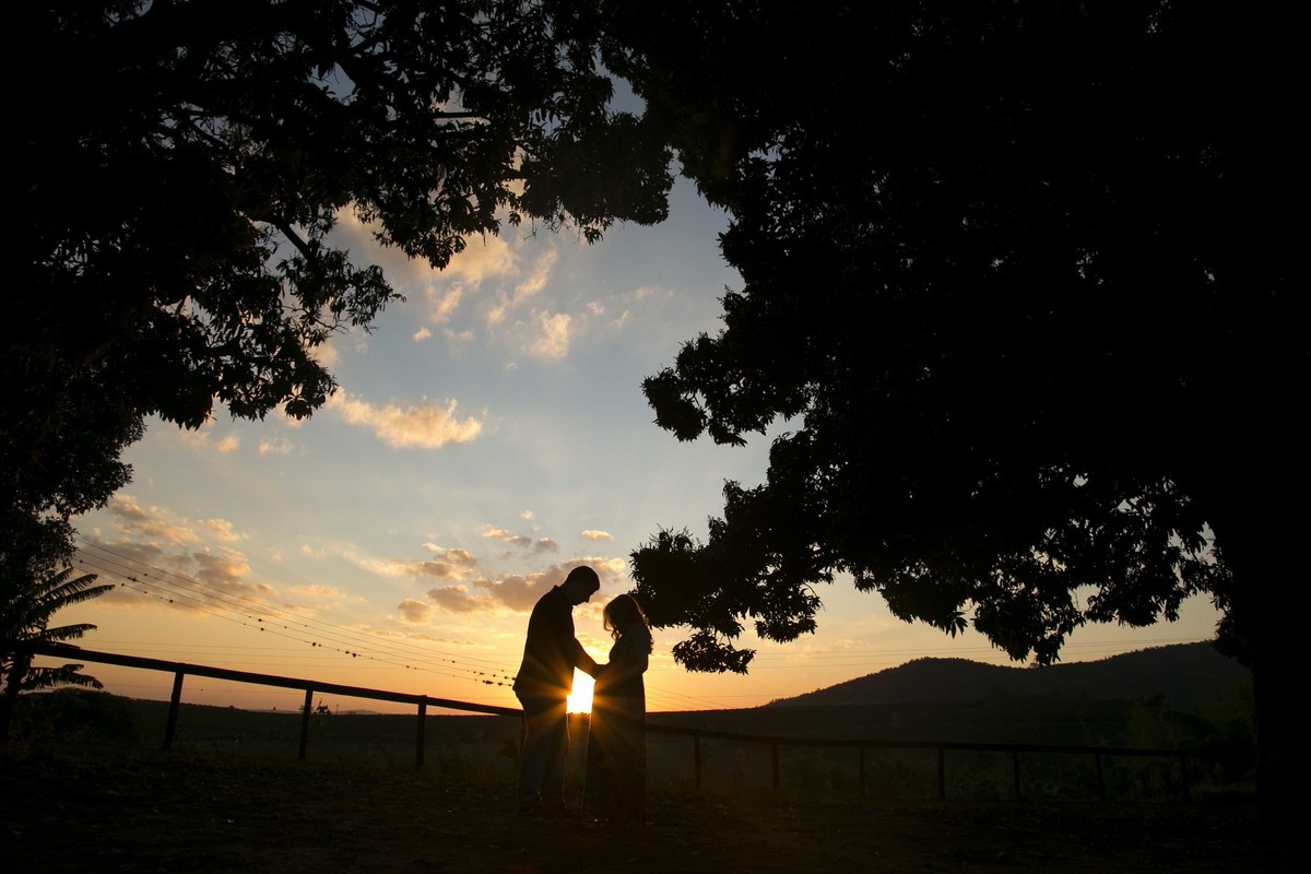 Ensaio de grávida realizado na fazenda Bela Vista em Três Pontas Minas Gerais. Ensaio ao ar livre, por do sol lindo.