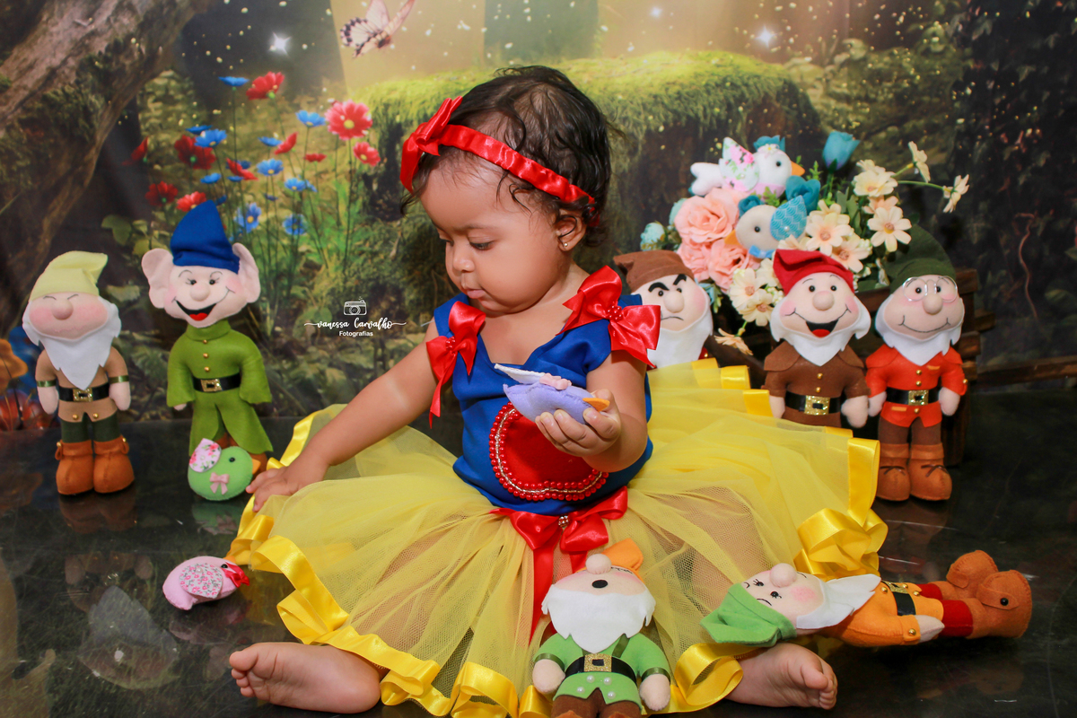 Ela ficou encantada com os bonecos e com o vestido