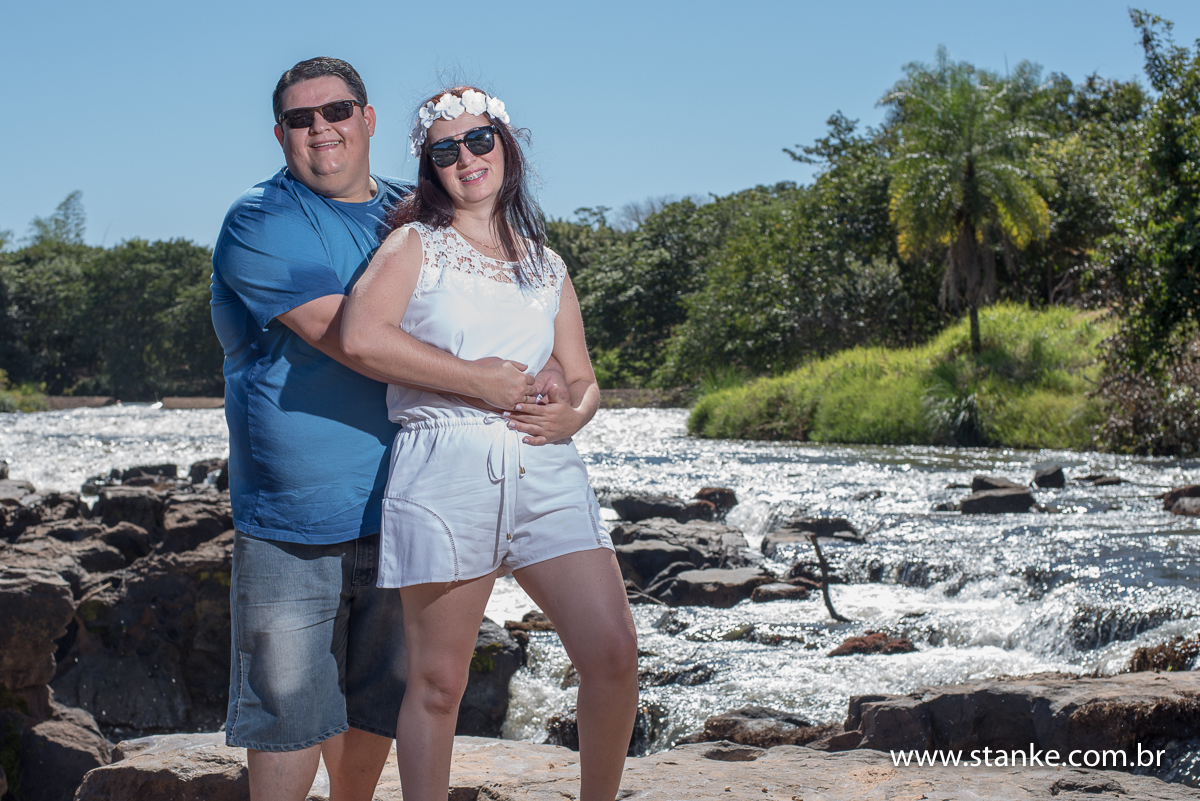 Ensaio no campo. Casal abraçados de pe nas pedras do rio Aquidauana em Rochedo-MS