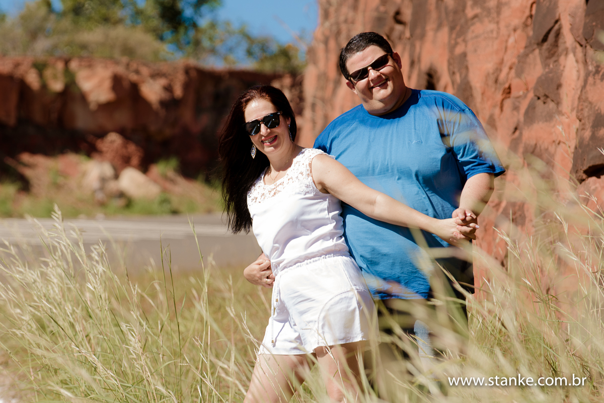 Ensaio no campo. Casal  ao lado do paredão da rodovia em Campo Grande Rio Negro-MS