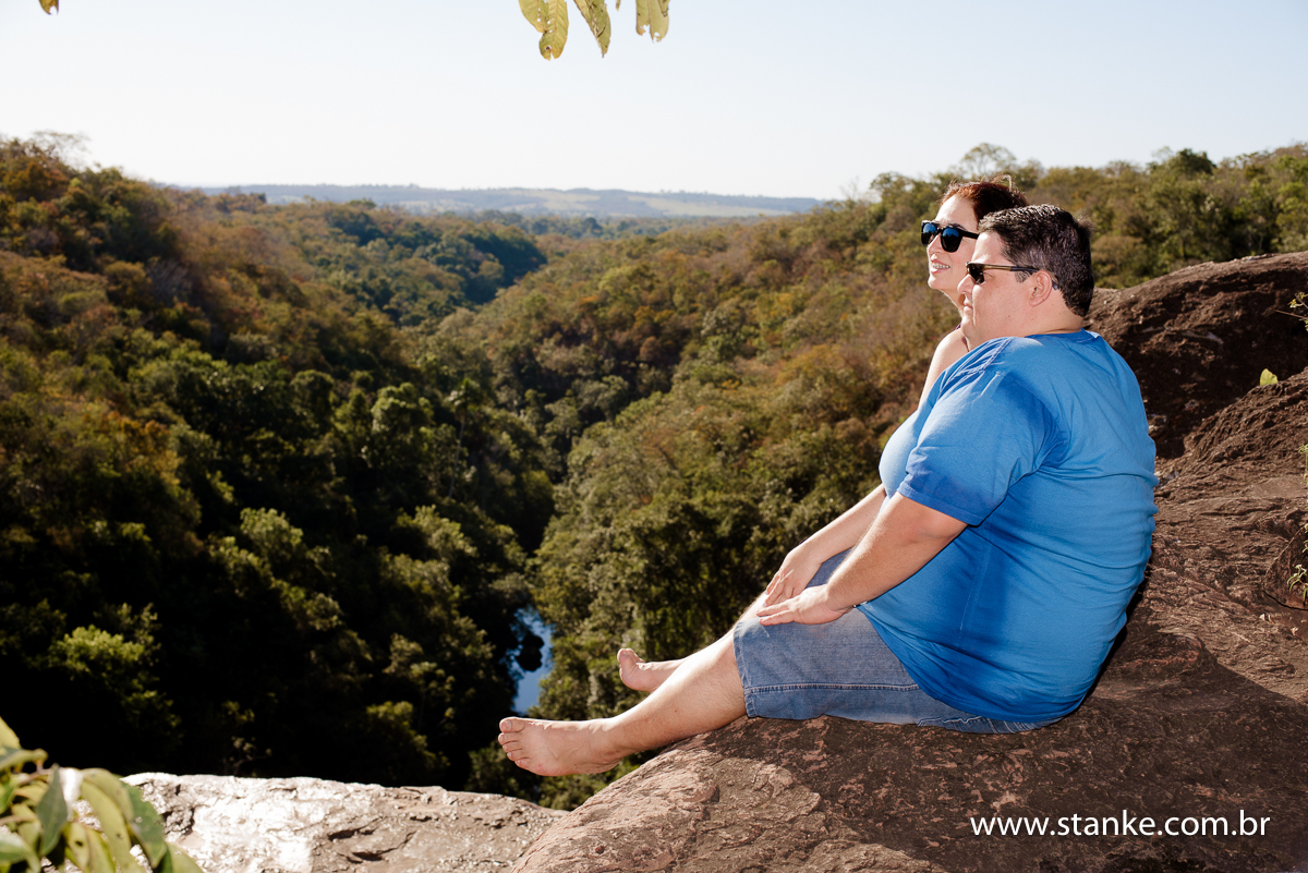 Ensaio no campo. casal sentados em cima da cachoeira Rio do Peixe Rio Negro-MS