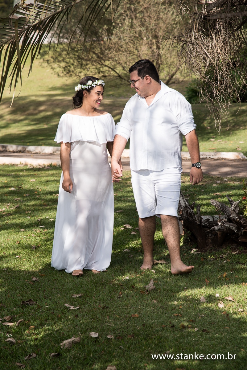 Ensaio no campo. Casal caminhando no gramado descalços,  Fazenda Piana em Sidrolândia-MS.