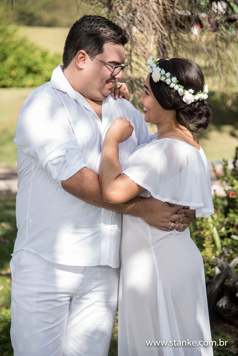 Ensaio no campo. Casal abraçados de frente, os dois de branco,  Fazenda Piana em Sidrolândia-MS.