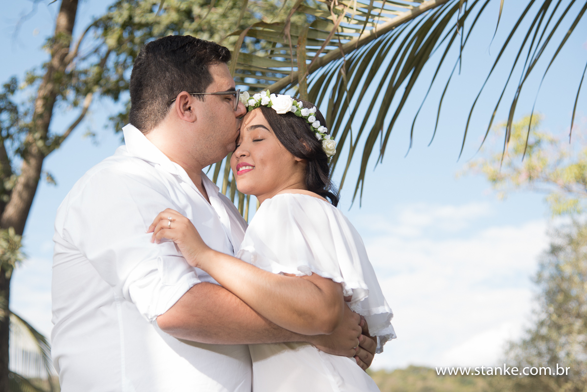 Ensaio no campo. Noivo beijo na testa da noiva, Fazenda Piana em Sidrolândia-MS.