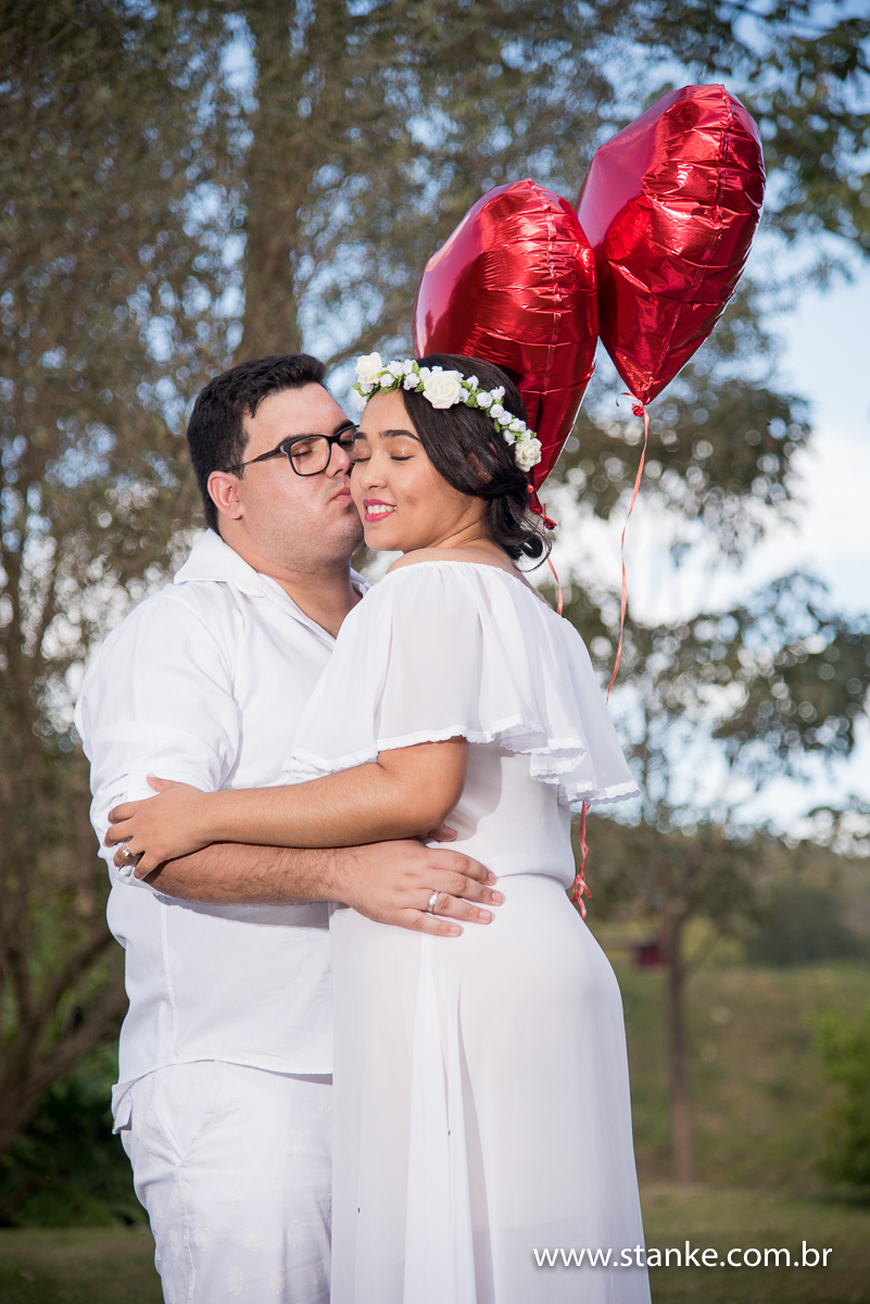 Ensaio no campo. Noivos rostos colados, noiva com guirlanda e com balões,  Fazenda Piana em Sidrolândia-MS.