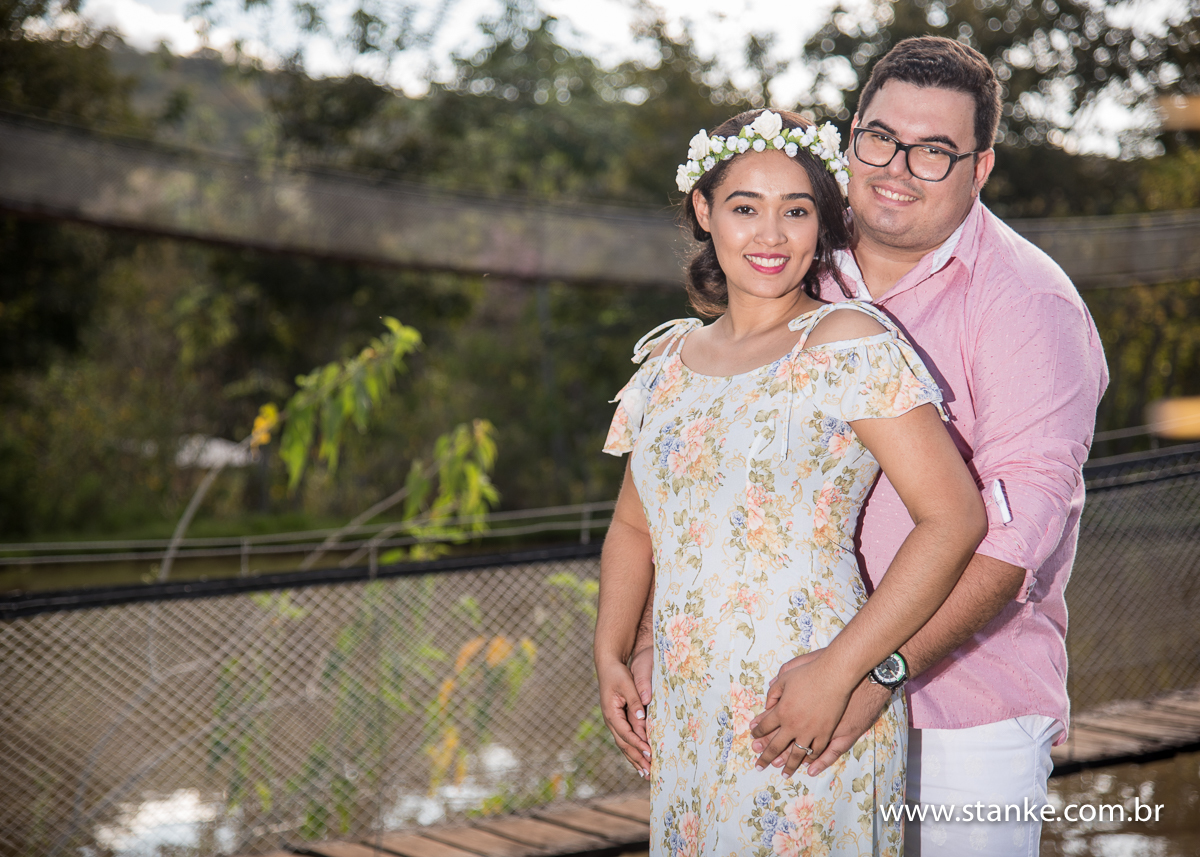 Ensaio no campo. Casal juntos a ponte do lago, noiva com guirlanda  Fazenda Piana em Sidrolândia-MS.