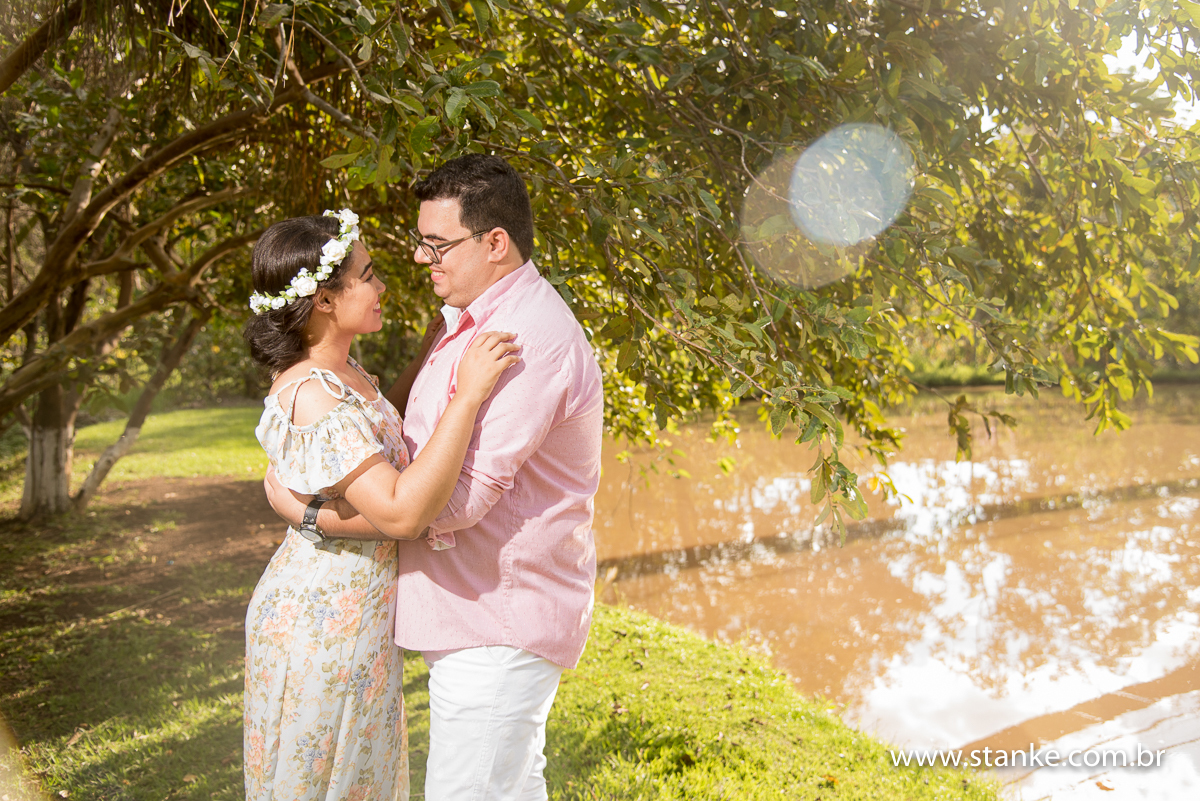 Ensaio no campo. Casal a beira do lago com flare, noiva com guirlanda Fazenda Piana em Sidrolândia-MS.