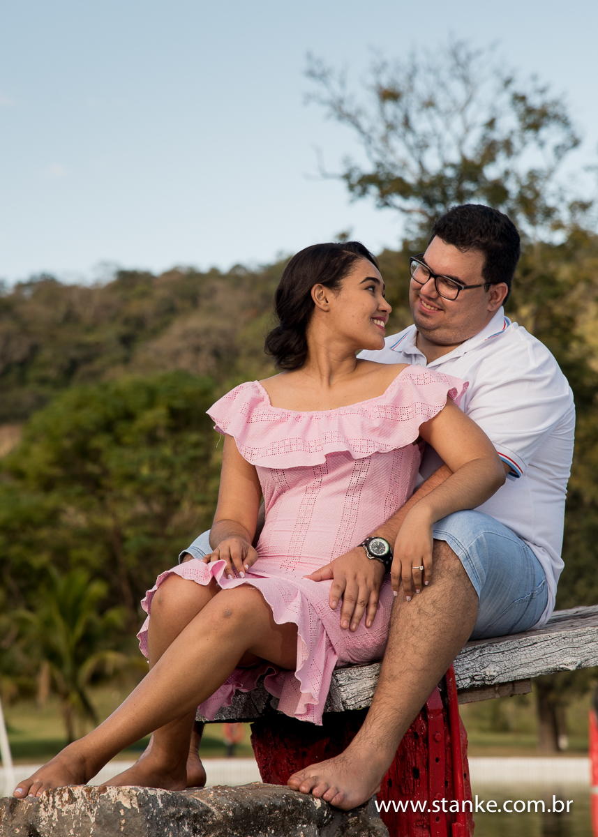 Ensaio no campo. Casal sentados a beira do lago grande, Fazenda Piana em Sidrolândia-MS.