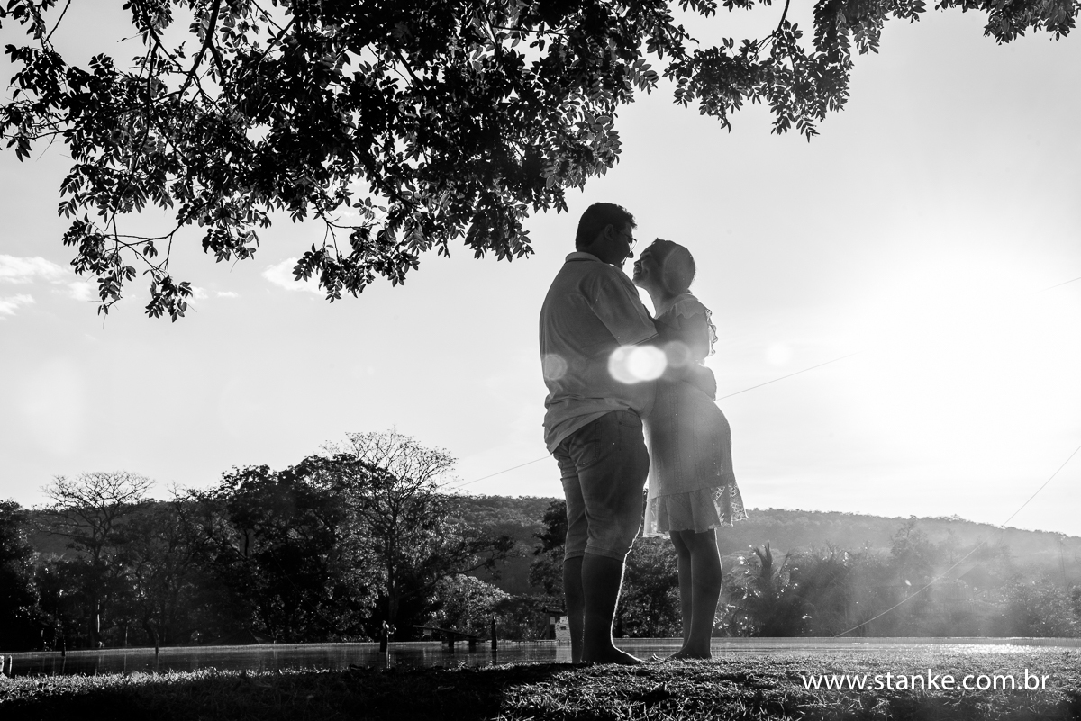 Ensaio no campo. Preto banco, Casal a beira do lago com flare embaixo da árvore, Fazenda Piana em Sidrolândia-MS.