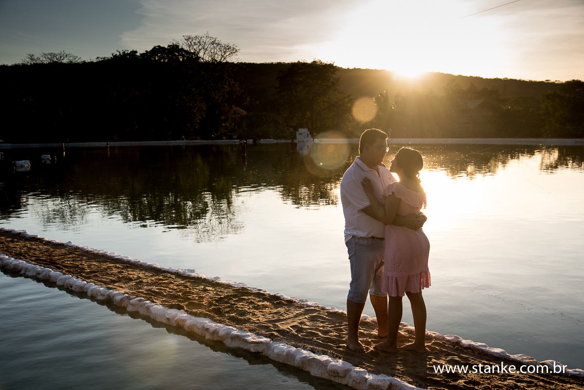 Ensaio no campo. Reflexo, Noivos no meio da lago. Fazenda Piana em Sidrolândia-MS.
