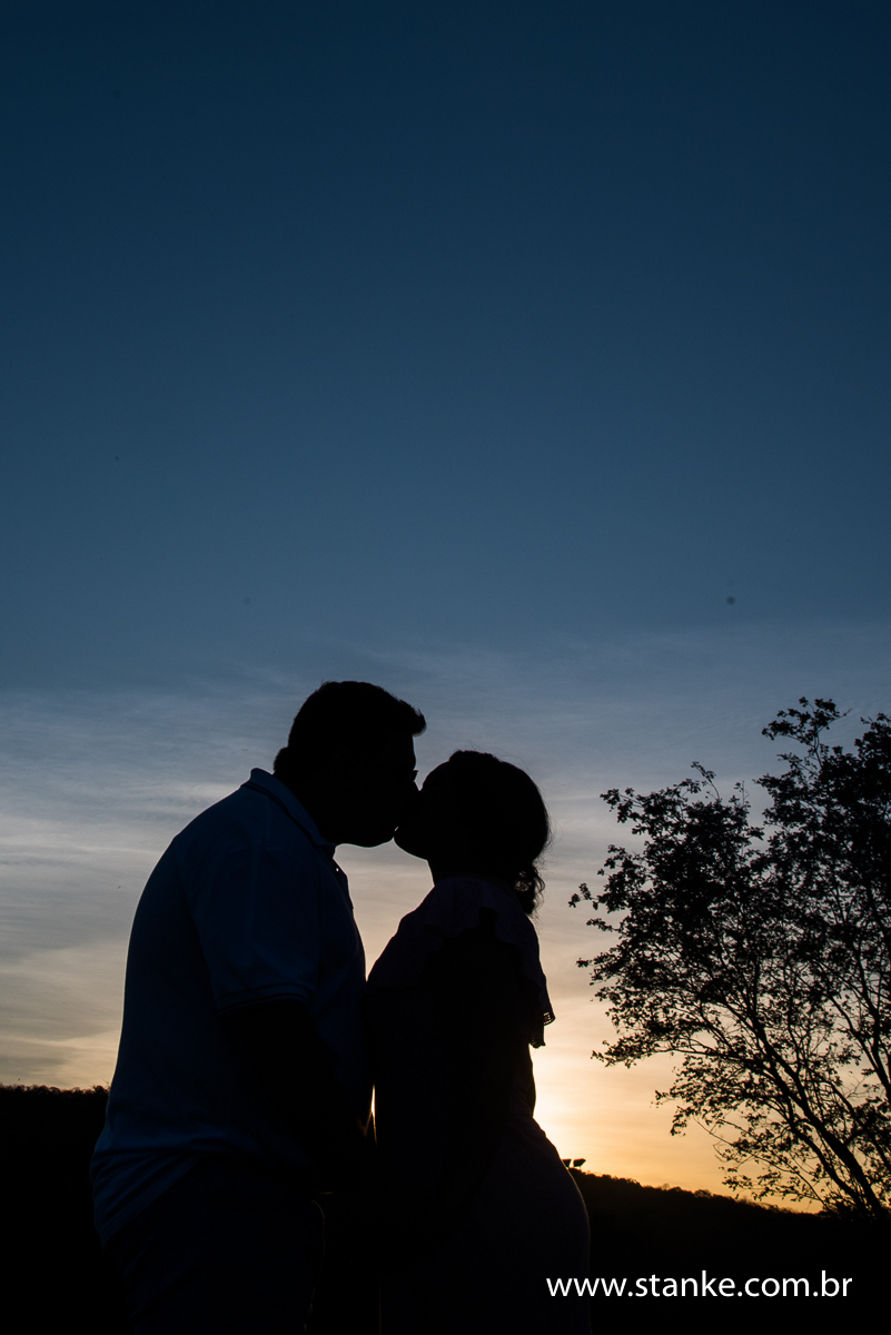 Ensaio no campo. Silhuetas dos noivos no fim do ensaio. Fazenda Piana em Sidrolândia-MS.