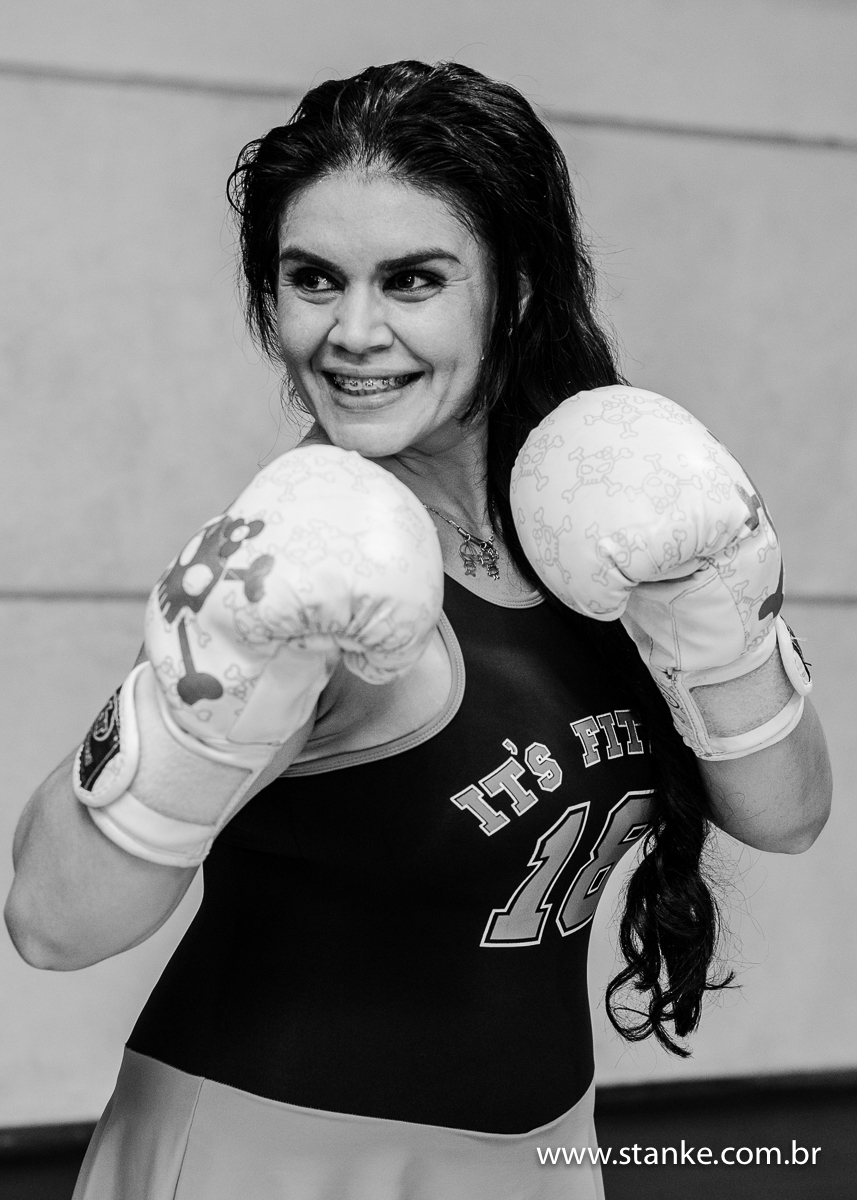 Valéria Campeã  2a. Divas Fit posição de soco de lado