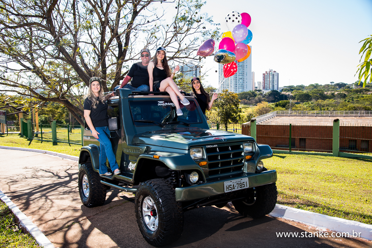 Izabelly debutante, 15 anos, sobre o  teto do Troller com toda a família, no Parque das Nações Indígenas, Campo Grande-MS.