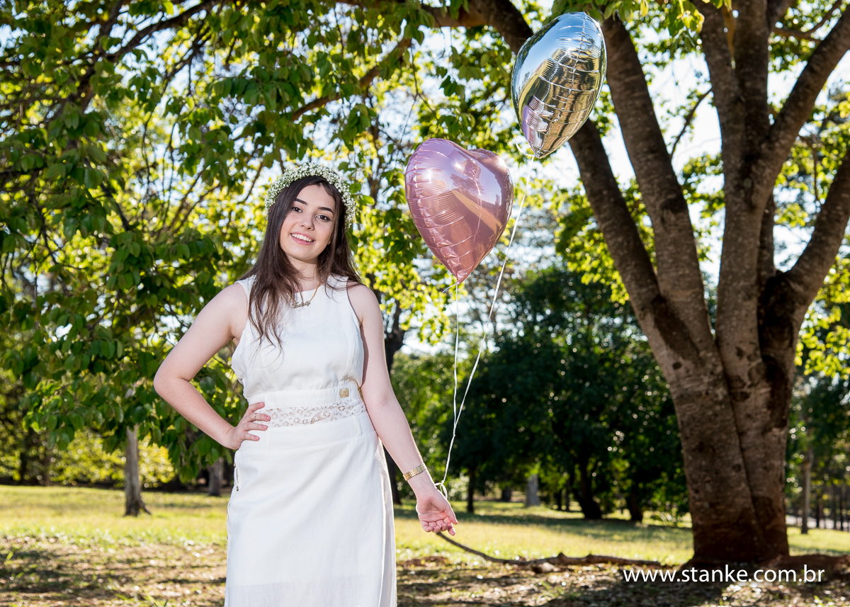 Izabelly debutante, 15 anos, com balões e guirlanda, meio corpo,  no Parque das Nações Indígenas, Campo Grande-MS.