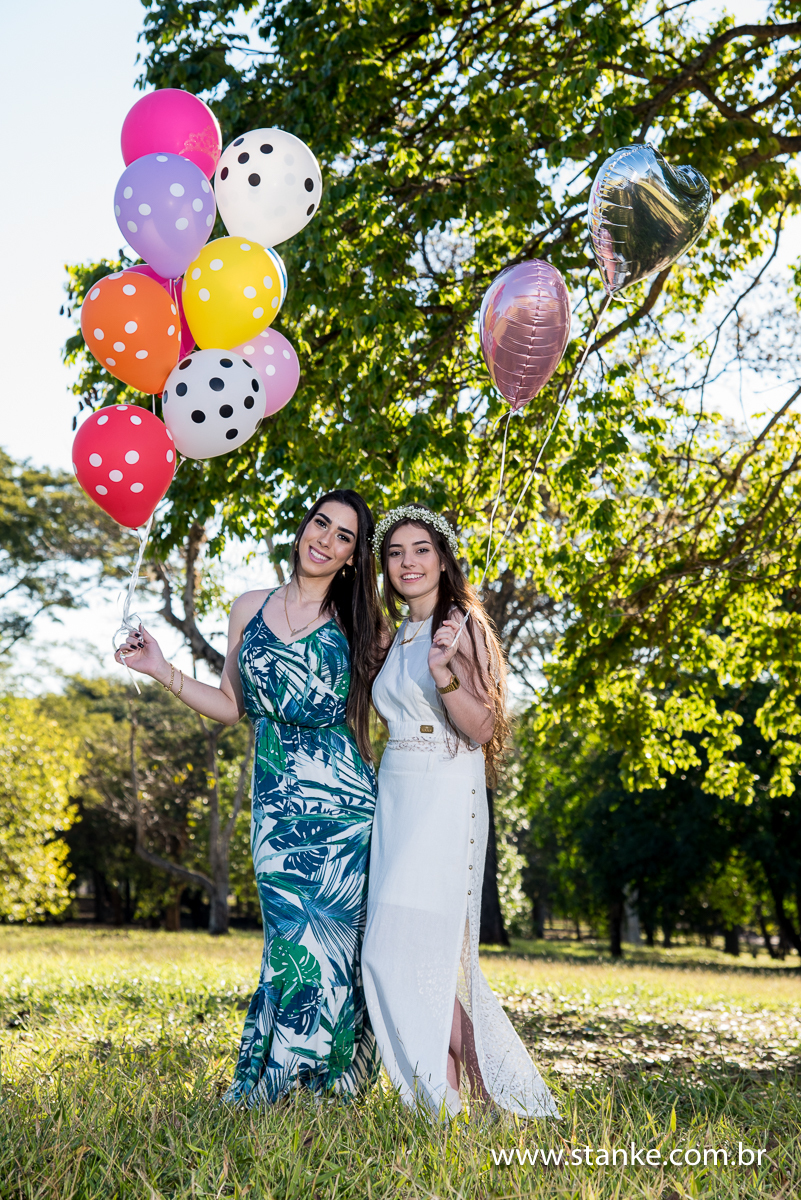 Izabelly debutante, 15 anos, com balões e guirlanda, com a irmã,  no Parque das Nações Indígenas, Campo Grande-MS.