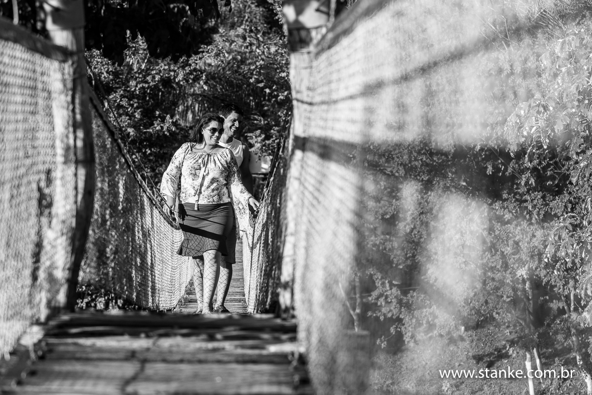Noivos Cida e Ednaldo, na ponte suspensa, na Fazenda Piana, Sidrolândia-MS
