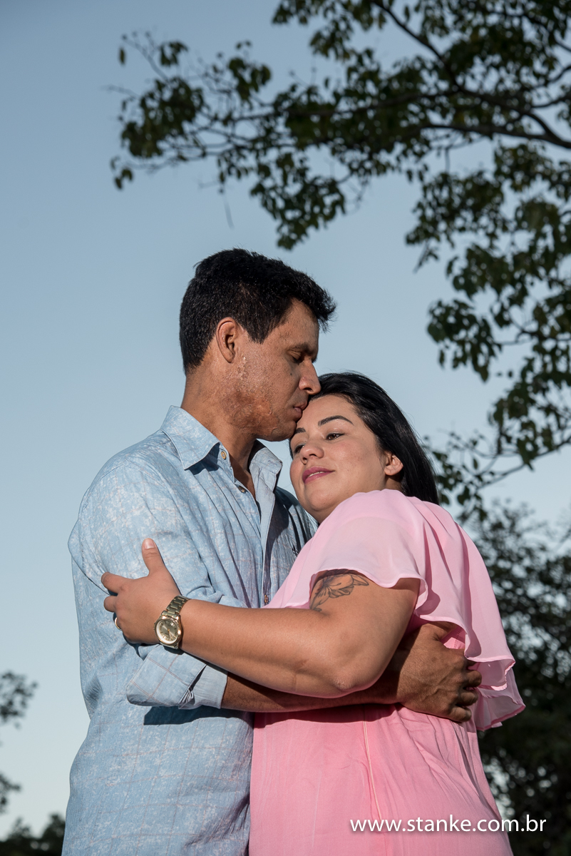 Noivos Cida e Ednaldo, no jardim abraçados e beijo na testa, na Fazenda Piana, Sidrolândia-MS