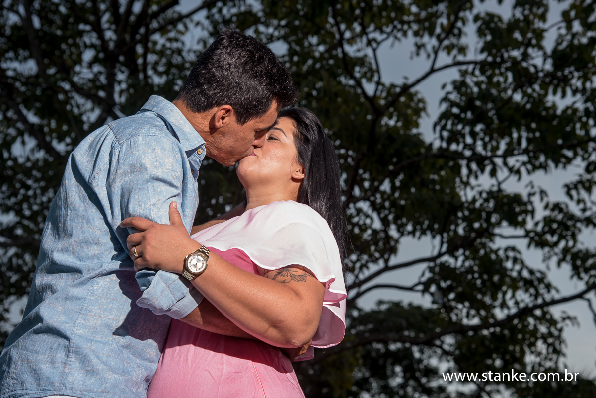 Noivos Cida e Ednaldo, beijando perto da árvore, na Fazenda Piana, Sidrolândia-MS