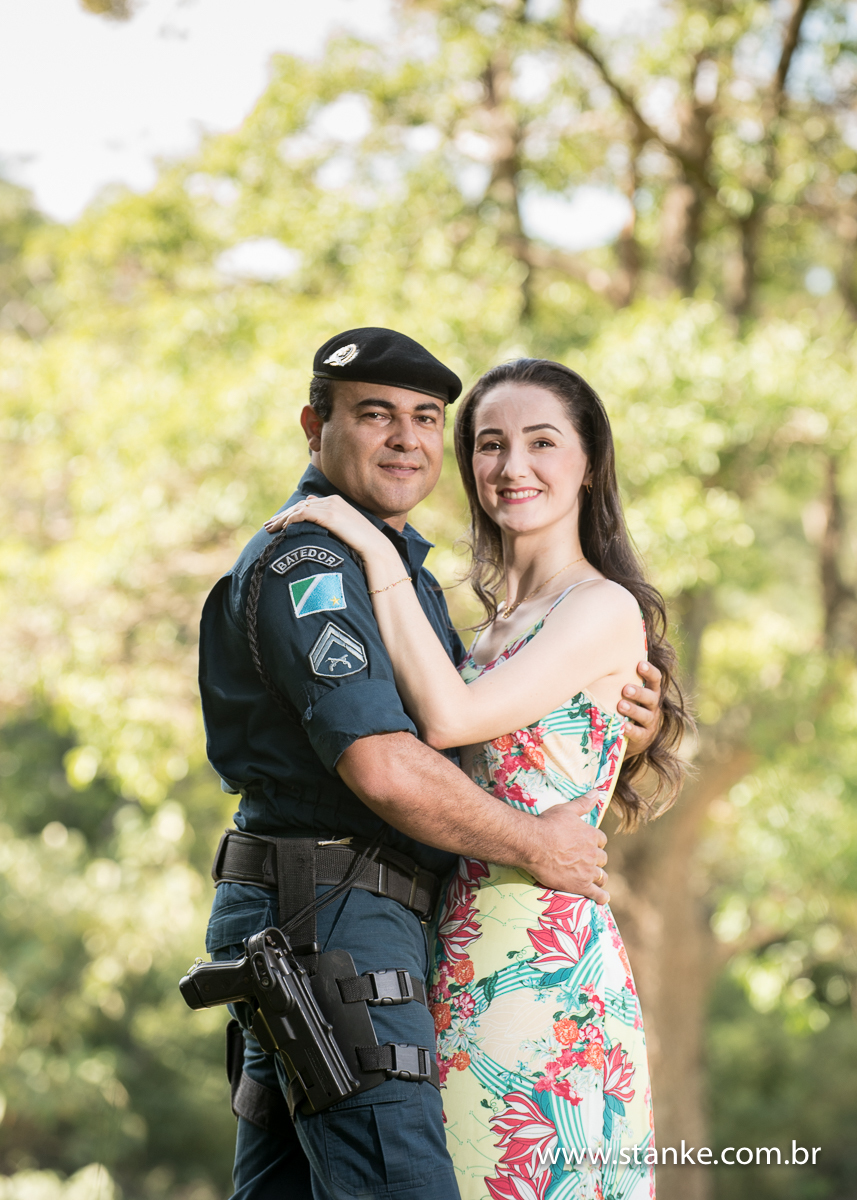 Michele e Edimar, ensaio externo, noivo de farda e abraçado, de frente, Parque das Nações Indígenas, Campo Grande-MS