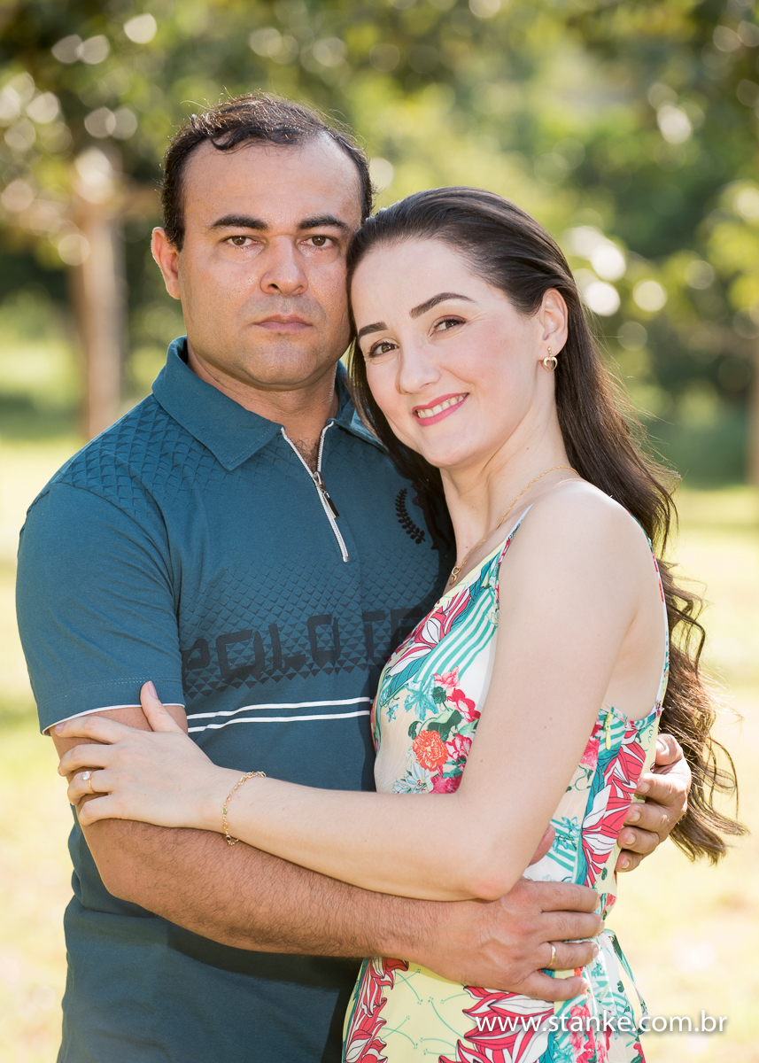 Michele e Edimar, ensaio externo, noivos abraçando de frente, Parque das Nações Indígenas, Campo Grande-MS