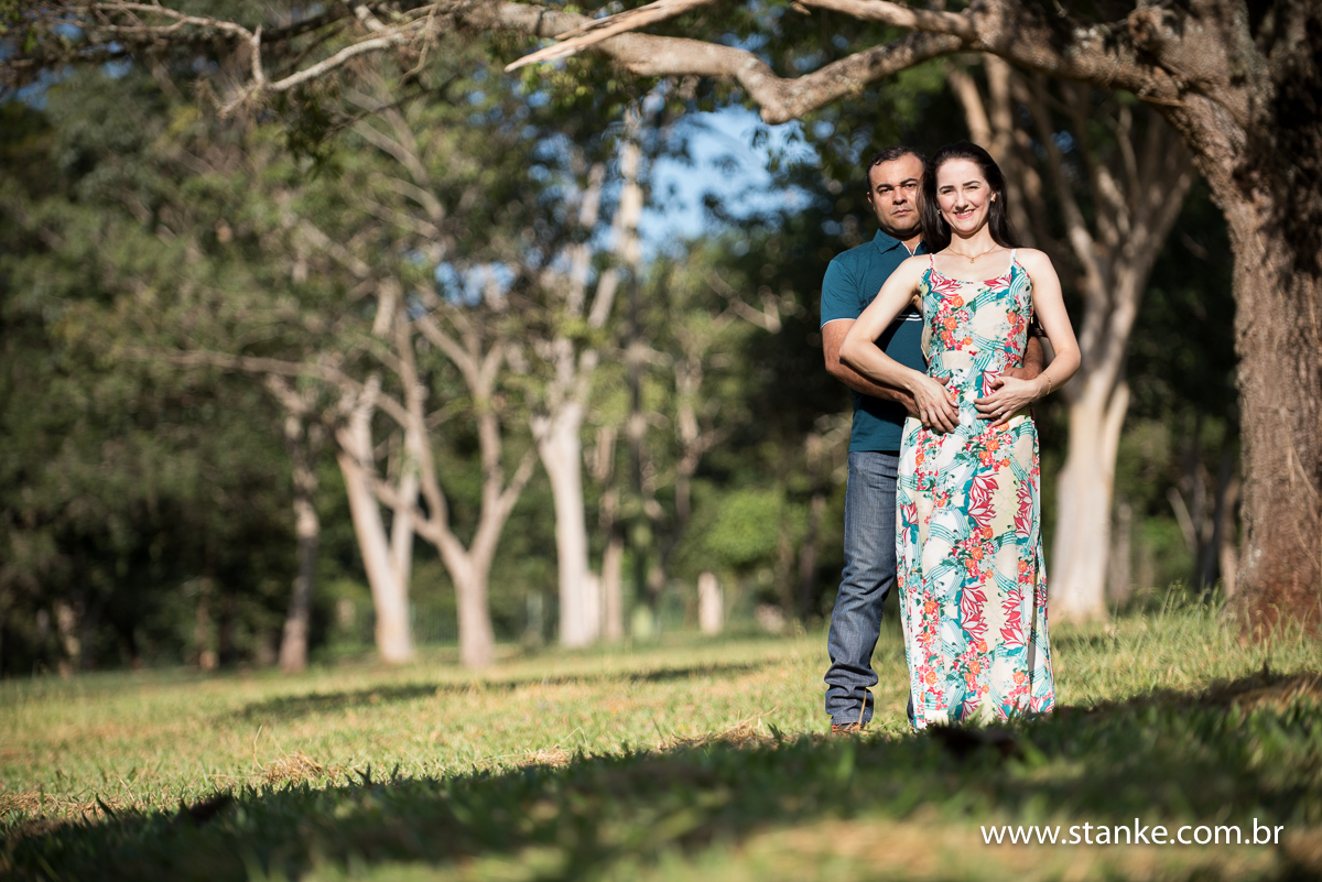 Michele e Edimar, ensaio externo, noivos juntos, foto mais aberta. Parque das Nações Indígenas, Campo Grande-MS